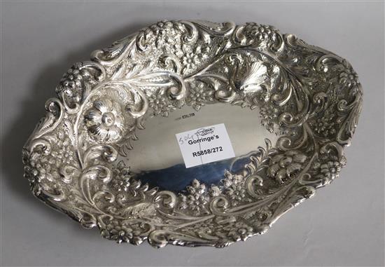 An Edwardian repousse silver oval dish, William Mammatt & Son, Sheffield, 1902, 8.5 oz.